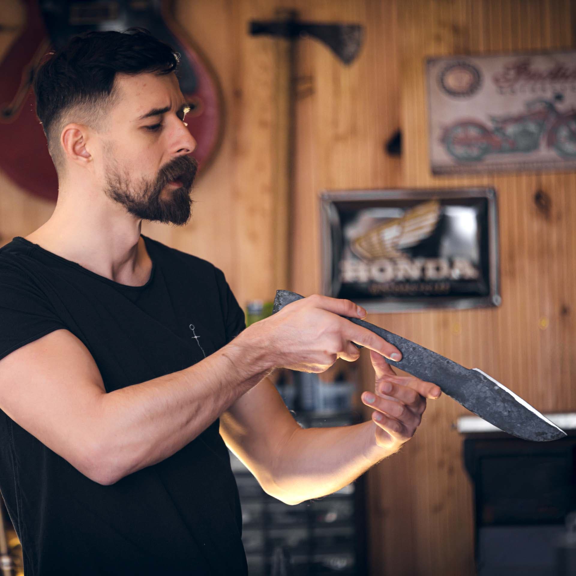 Ručná práca na čepeli v dielni Benedikt Knives